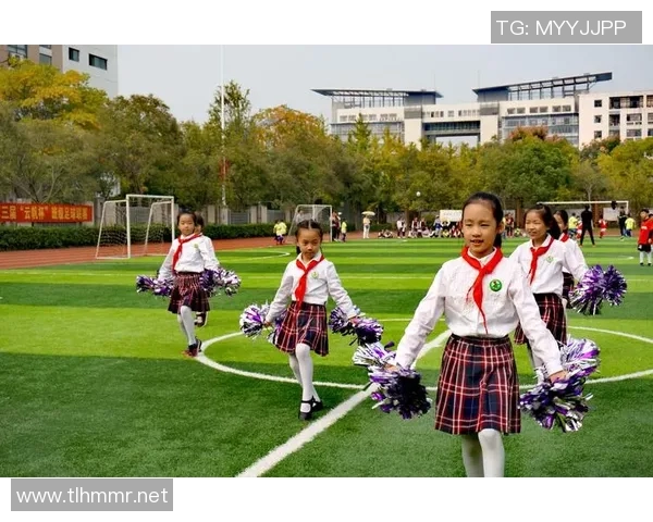 中国女孩与足球明星亲密合影展现青春活力与梦想追逐的美好瞬间